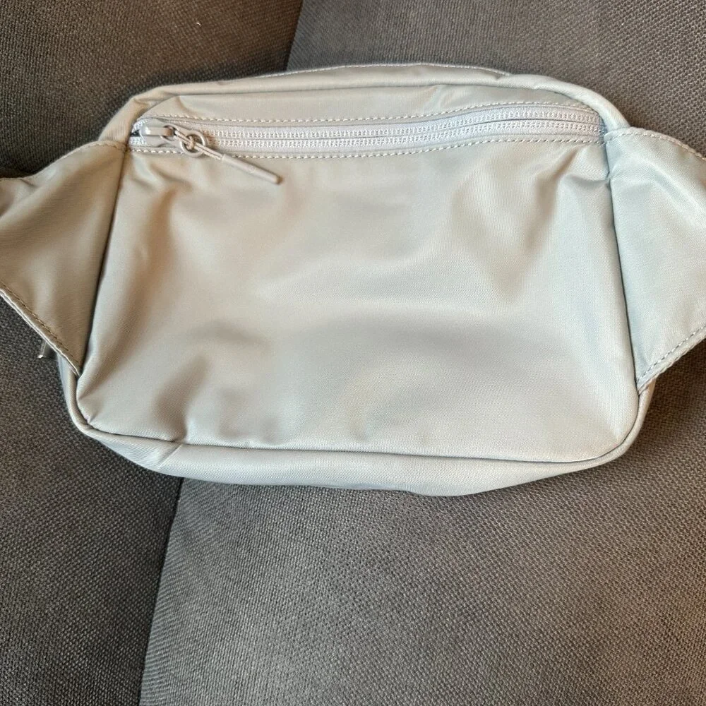 Lululemon Everywhere Belt Bag Large (2L) – Rhino Grey - Picture 2 of 4